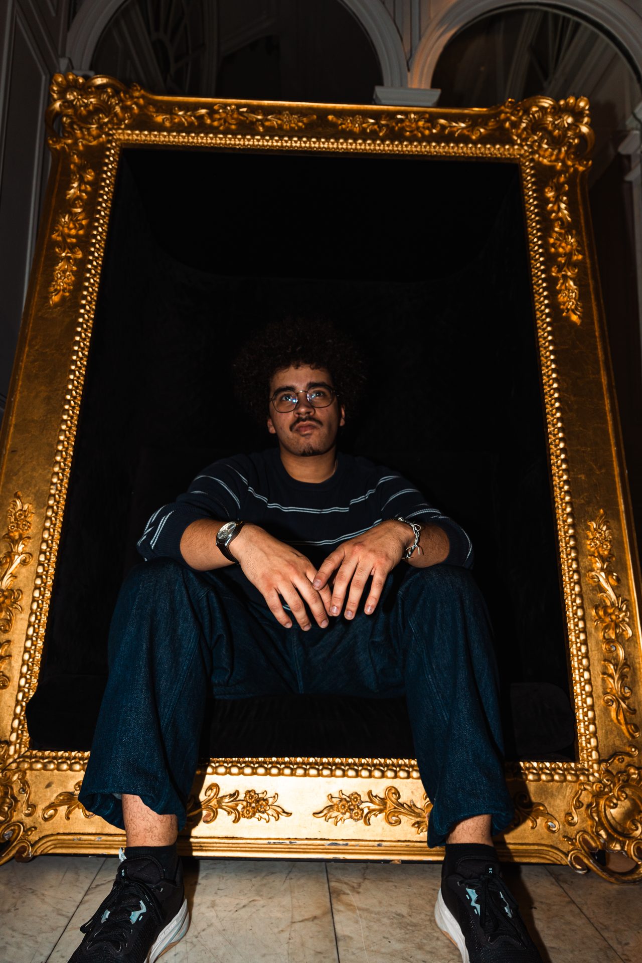 Portrait dans un cadre doré, coulisses d'une soirée Midnight